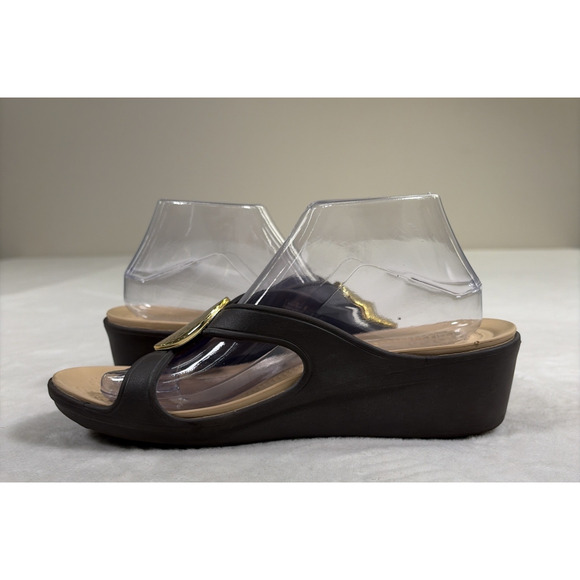 Crocs Womens Size 10 Sanrah Hammered Gold Circle Medallion Brown Sandal Slides - Picture 8 of 15